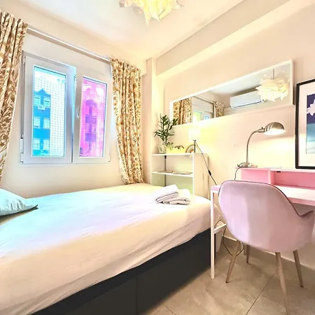 A Tiny Bright Space - Shared With 3 Cats * Malaga