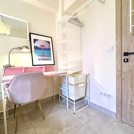 A Tiny Bright Space - Shared With 3 Cats * Malaga