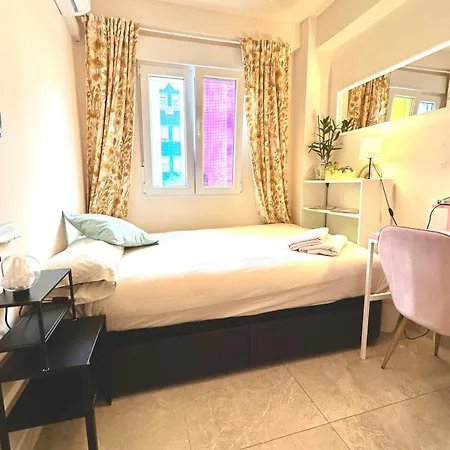 A Tiny Bright Space - Shared With 3 Cats Malaga