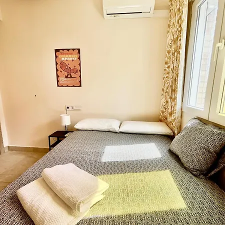 A Tiny Bright Space - Shared With 3 Cats Homestay Malaga