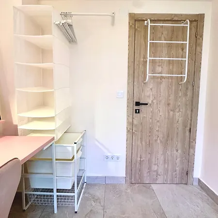 A Tiny Bright Space - Shared With 3 Cats Homestay Malaga