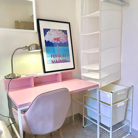 A Tiny Bright Space - Shared With 3 Cats Homestay Malaga