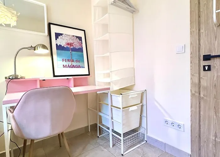 A Tiny Bright Space - Shared With 3 Cats * مالقة