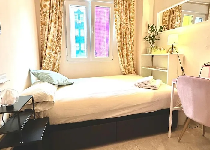 A Tiny Bright Space - Shared With 3 Cats مالقة