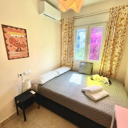 A Tiny Bright Space - Shared With 3 Cats Málaga